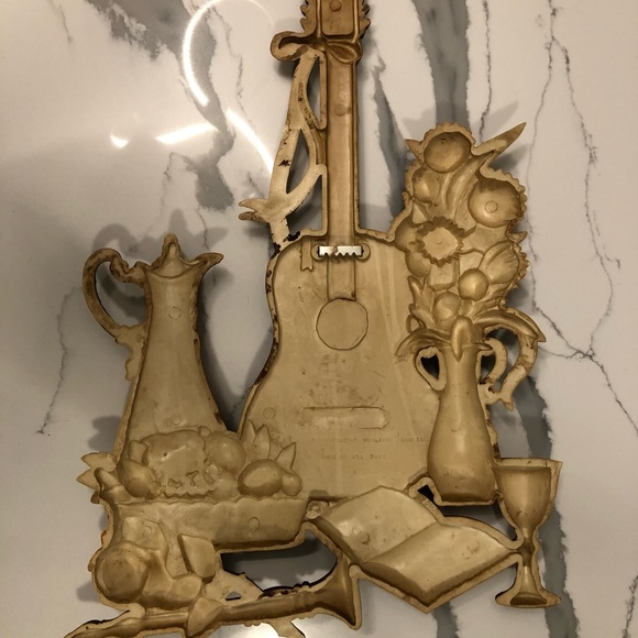 Dart Industries Kitschy VT Retro Plastic Molded Guitar, Flowers ... Wall Hanging - Picture 6 of 6